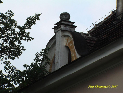 Wieżyca 12.08.2007 - budynek dworcowy z ciekawymi ozdobami architektonicznymi. Niestety w opłakanym stanie. #PKP #Wieżyca #lato #kolej