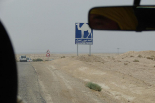 Droga w Tunezji. Jeep w kierunku Oazy