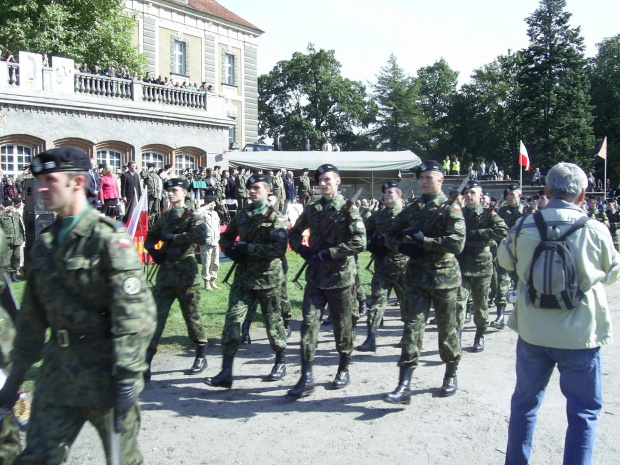 Wyróżnione pododdziały jednostek udziałem w uroczystości... #Imprezy #Militaria #Plenerowe