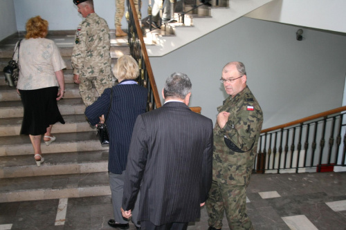 Zaproszeni goście udają się do sali Kryształowej Pałacu. Gen.broni Waldemar Skrzypczak były d-ca 11 LDKPanc #Militaria #Imprezy #Plenerowe