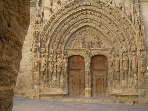 Kościół znajdujący się w środku wąsko-uliczkowego labiryntu #kościół #hiszpania