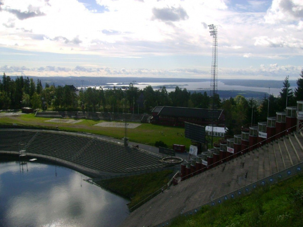 Holmenkollen, skocznia przy progu. Oslofjord