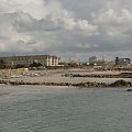 Widok przy oceanie na małą miejscowość Salthill